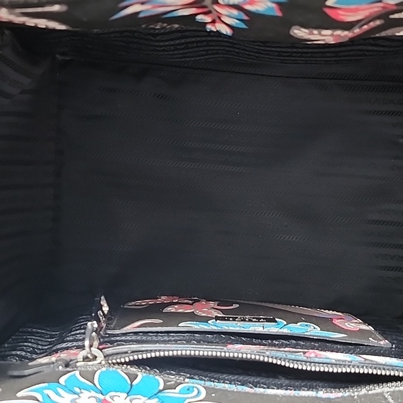 Large Prada - Picture 9 of 13